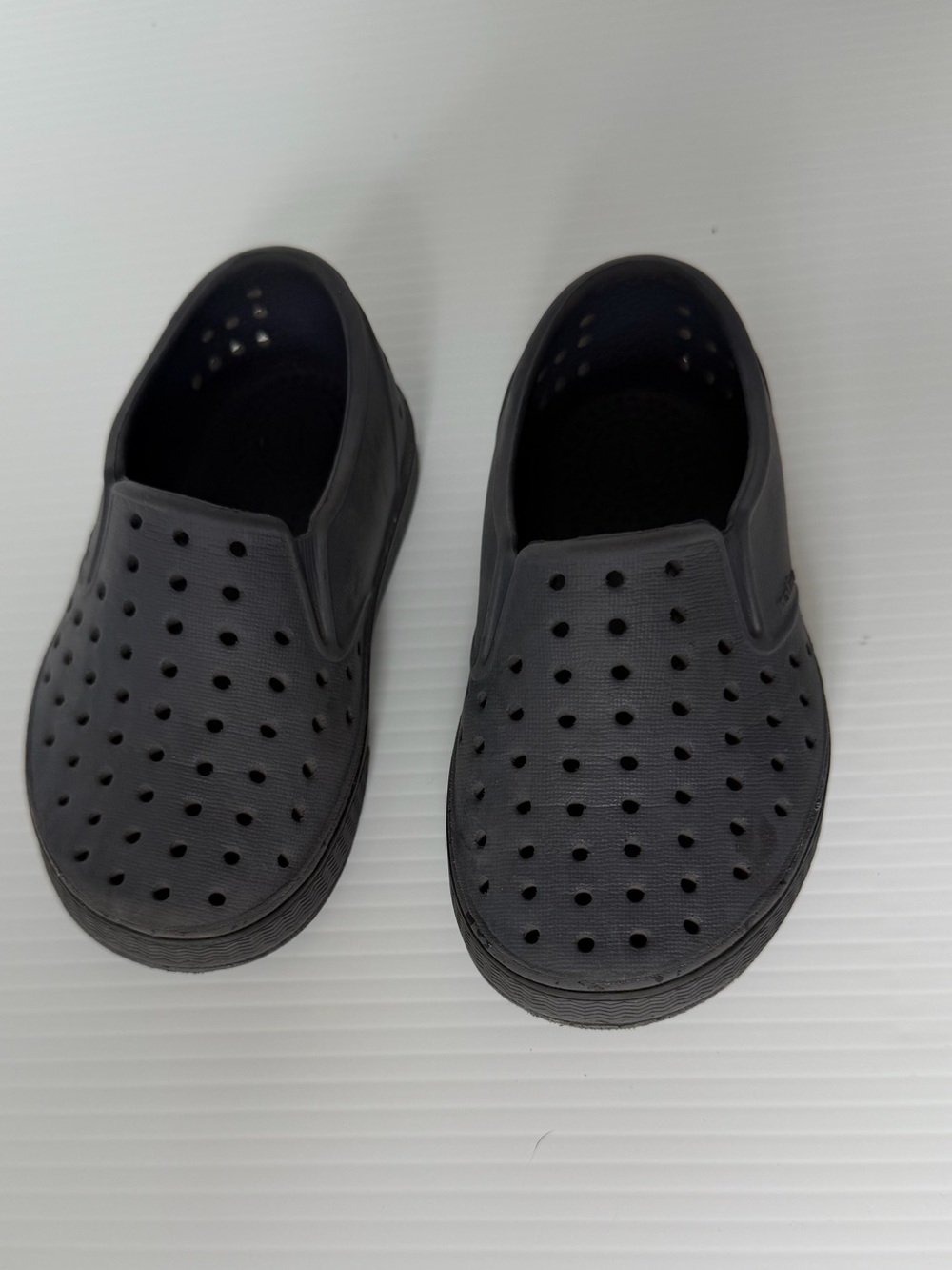 Native Kids Slip-On Clog in Charcoal Gray